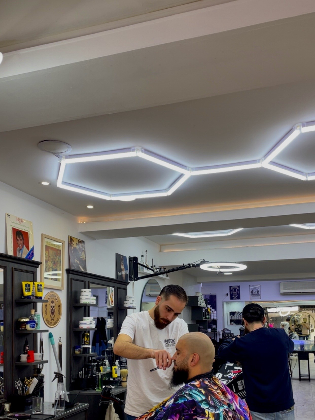 Zeshoekige lichtlijnen aan het plafond boven de stoelen